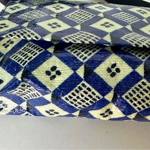 Vintage Blue Q Recycled Crossbody Medium Shoulder Bag Purse 2013 9 x 6 x 2” - Picture 9 of 11